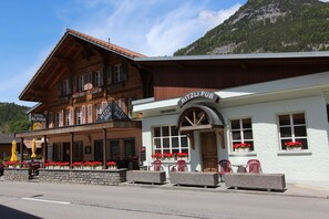 Front of property - Hotel Restaurant Alpina (Innertkirchen)