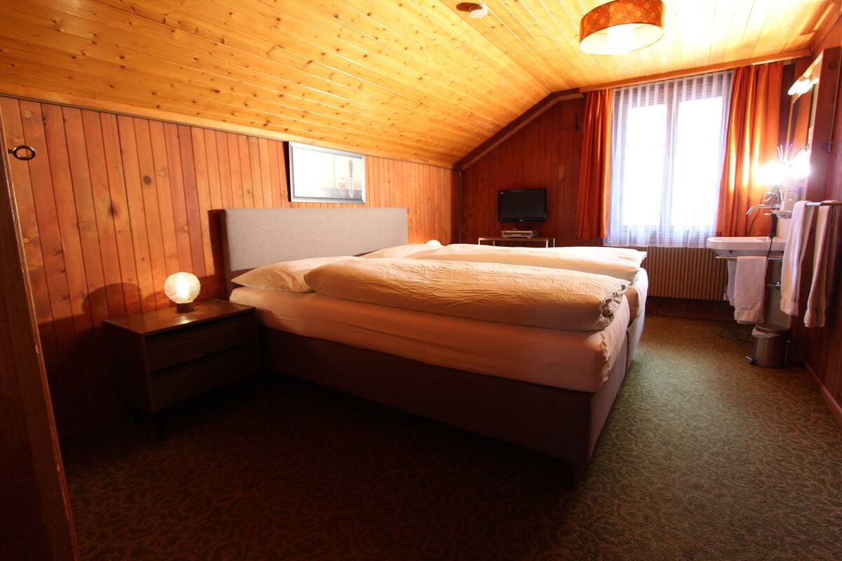 WiFi (free), bed sheets