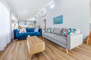 Casa, varias camas, vista al valle | Área de sala de estar | Televisión y Netflix 