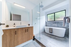 Ferienhaus, Mehrere Betten, Talblick | Badezimmer | Badewanne und Dusche (separat), Komfortbadewanne, Regendusche