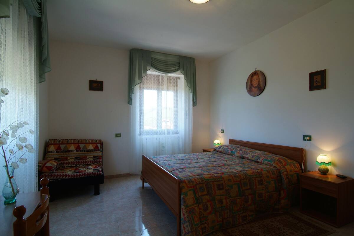 Blackout curtains, free cots/infant beds, free WiFi, bed sheets