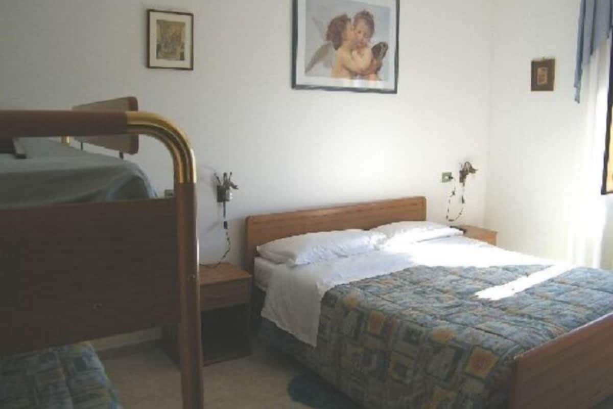 Blackout curtains, free cots/infant beds, free WiFi, bed sheets