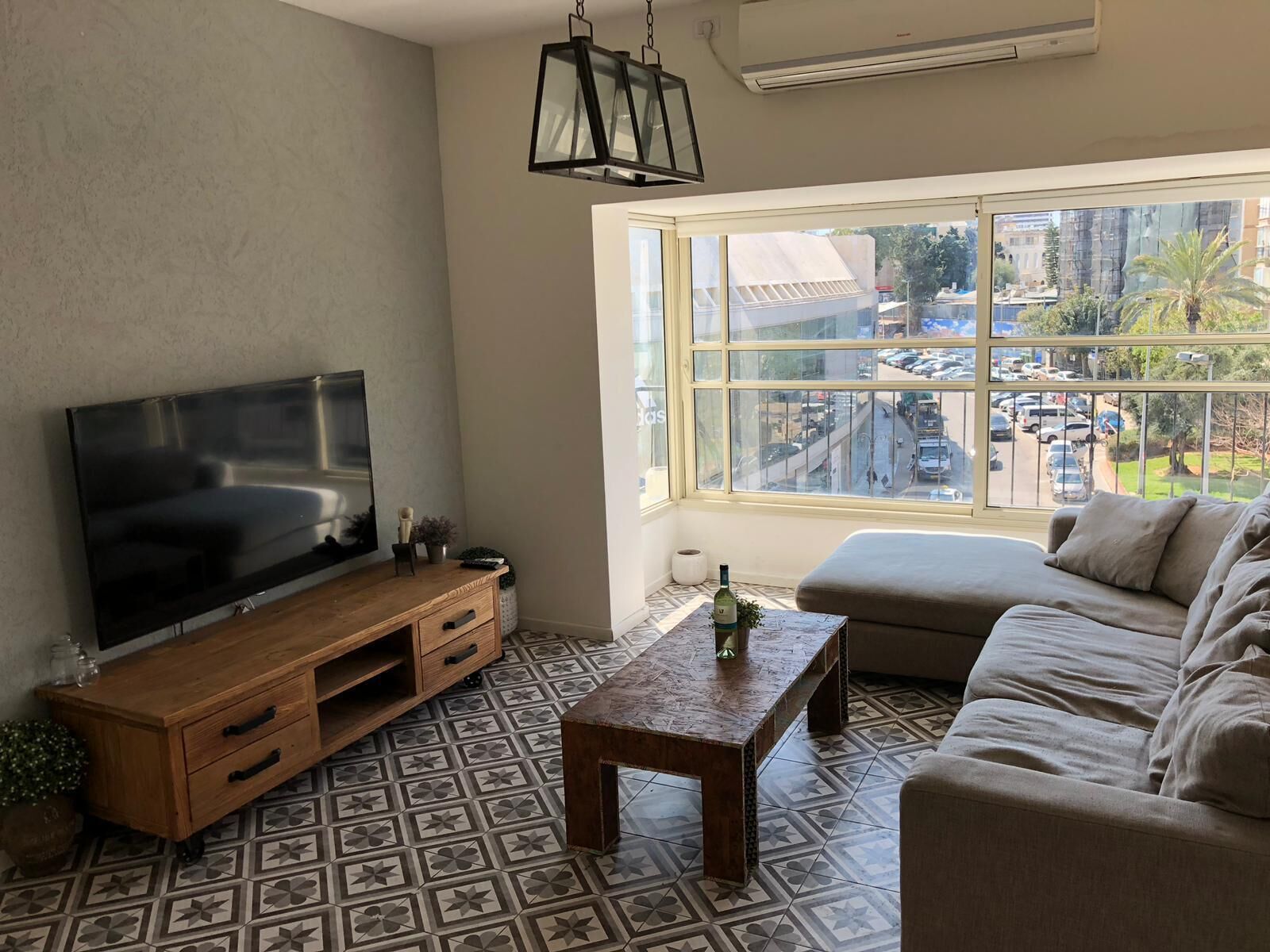 Een flatscreentelevisie, Netflix en streamingdiensten