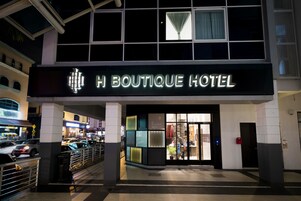 住宿正面 - 傍晚/夜晚