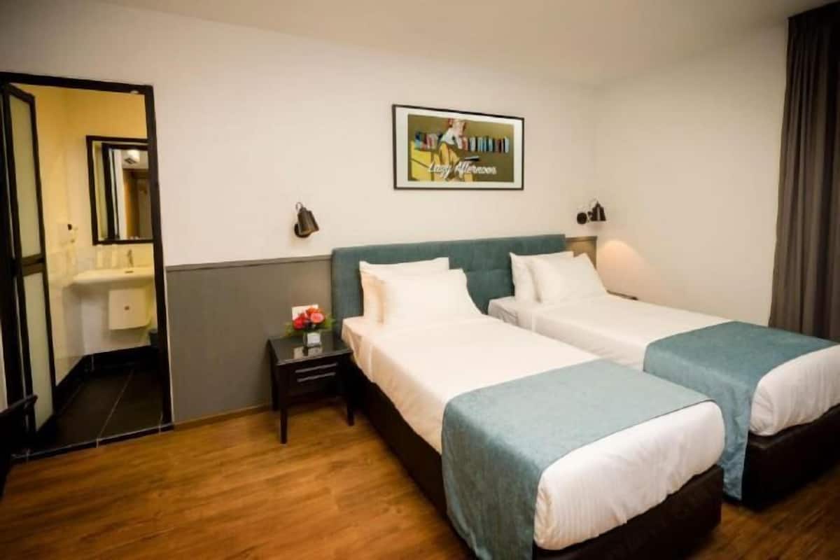 Een bureau, gratis wifi, beddengoed