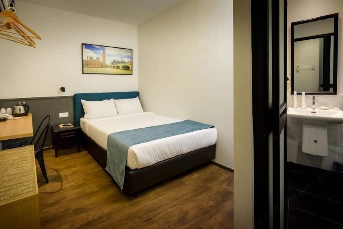 Een bureau, gratis wifi, beddengoed