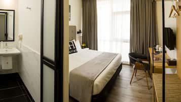 Escritorio, wifi gratis y ropa de cama