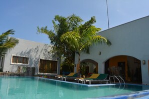 Outdoor pool, sun loungers - Ritam Getaways (Tiwi)