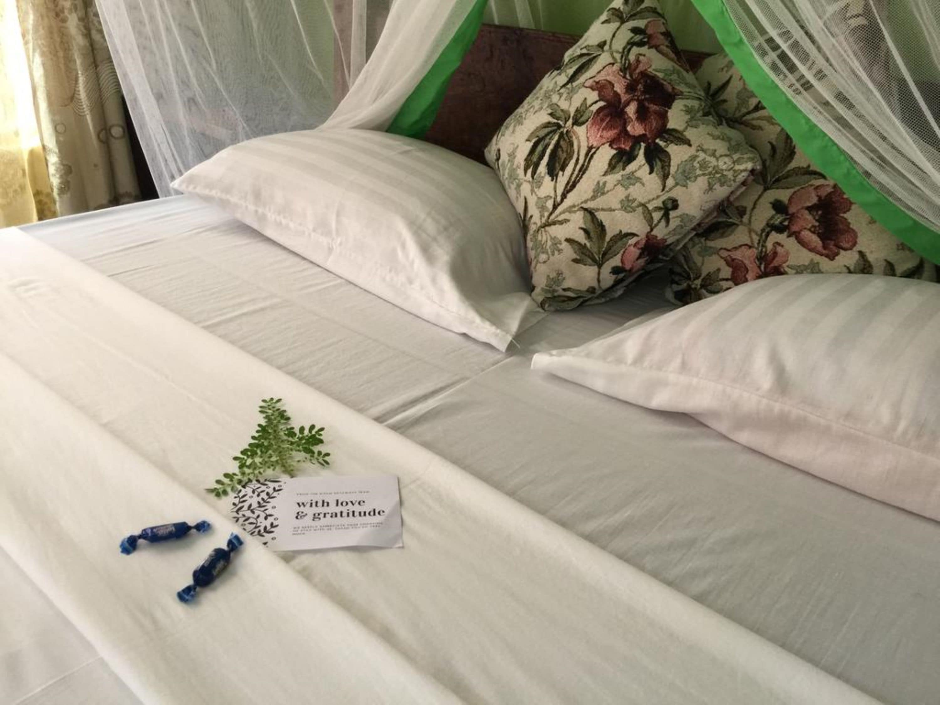 Cottage, 1 Bedroom | Desk, iron/ironing board, bed sheets