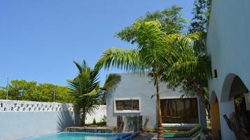 Piscina externa, espreguiçadeiras