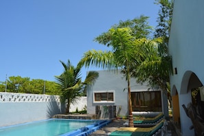 Outdoor pool, pool loungers - Ritam Getaways (Tiwi)