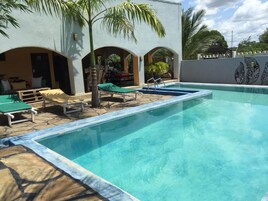 Piscina externa, espreguiçadeiras