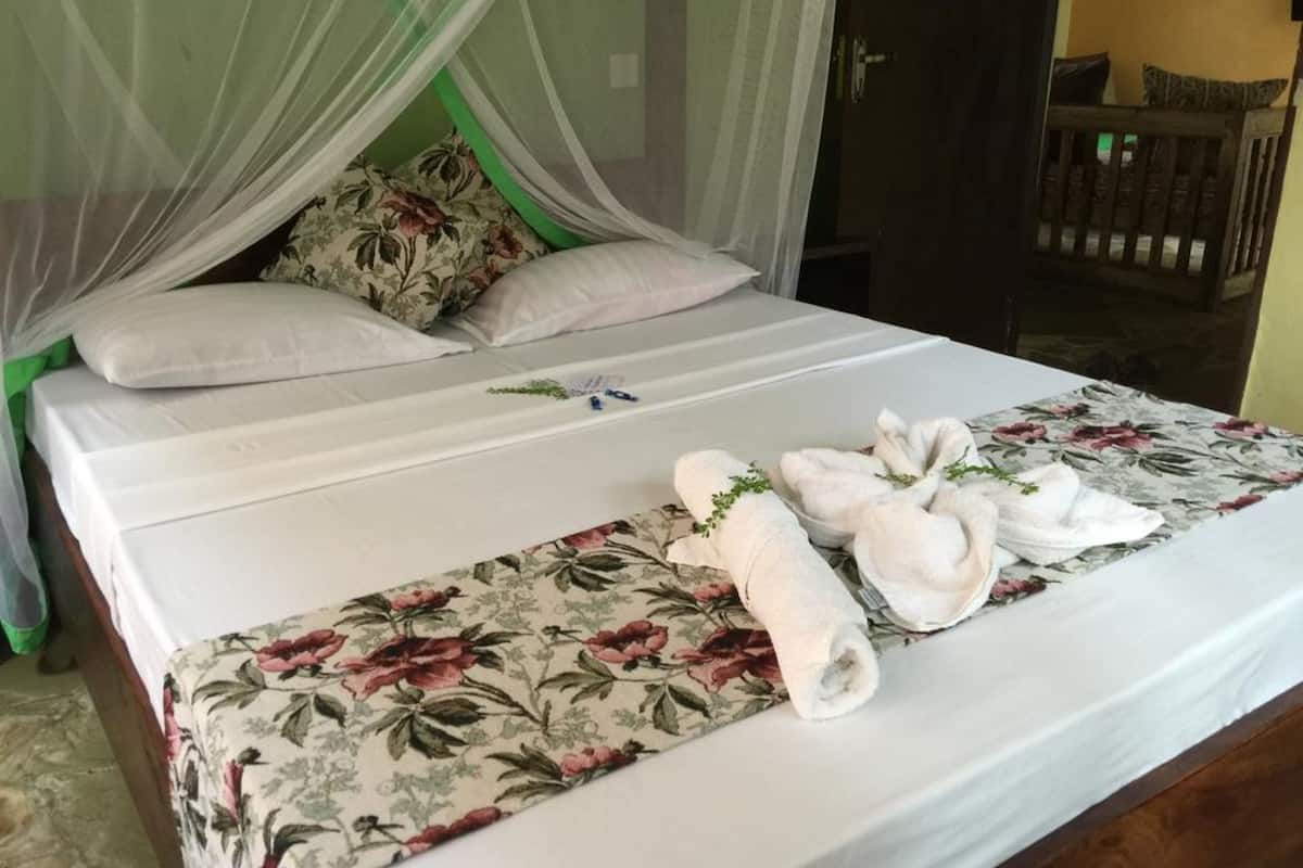 Escritorio, tabla de planchar con plancha y ropa de cama