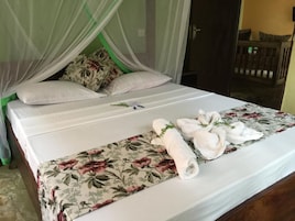 Casa de campo, 1 quarto | Escrivaninha, ferros/tábuas de passar roupa, roupa de cama
