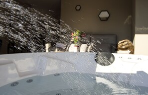 Outdoor spa tub - Aznalmara Loft rural (Benaocaz)