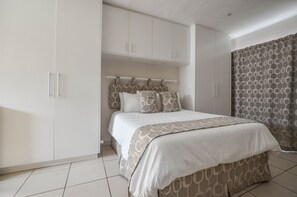 Comfort House, 3 Bedrooms | 3 bedrooms, travel crib, free WiFi, bed sheets - 9 on Dolfyn (Yzerfontein)