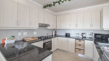 Comfort House, 3 Bedrooms | Private kitchen | Fridge, microwave, oven, stovetop