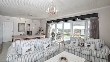 Comfort House, 3 Bedrooms | Ruang tamu | TV skrin rata