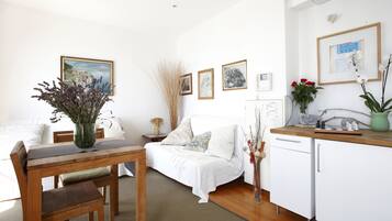 Standaard tweepersoonskamer, uitzicht op zee | Woonkamer | Een 34-inch smart-tv met kabelzenders, een televisie en vloerverwarming