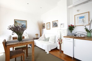 Dobbeltrom – standard, sjøutsikt | Oppholdsrom | En 34-tommers smart-TV med kabel-kanaler samt TV og oppvarmet gulv