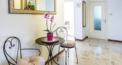 S069 - Sirolo, four-room apartment in the center with terrace and garage