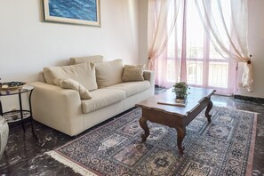 TV - S069 - Sirolo, four-room apartment in the center with terrace and garage (Sirolo)