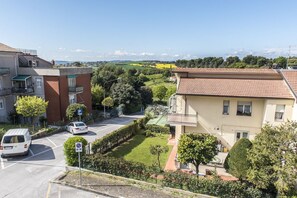 Property grounds - S069 - Sirolo, four-room apartment in the center with terrace and garage (Sirolo)