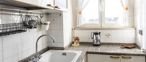 Réfrigérateur, four, lave-vaisselle, tables à manger