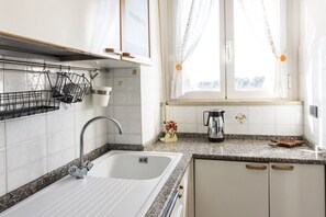 Kühlschrank, Ofen, Geschirrspüler, Esstisch