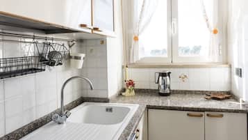 Refrigerador, horno, lavavajillas y comedor