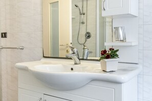 Douche, bidet, serviettes fournies