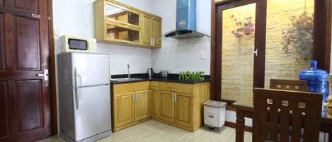 Fridge, microwave, stovetop, electric kettle