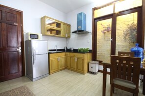 Kühlschrank, Mikrowelle, Herdplatte, Wasserkocher