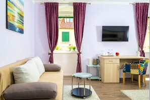 Habitación ejecutiva, vistas a la ciudad | Sala de estar | Televisión LED de 102 cm con canales por cable, una televisión