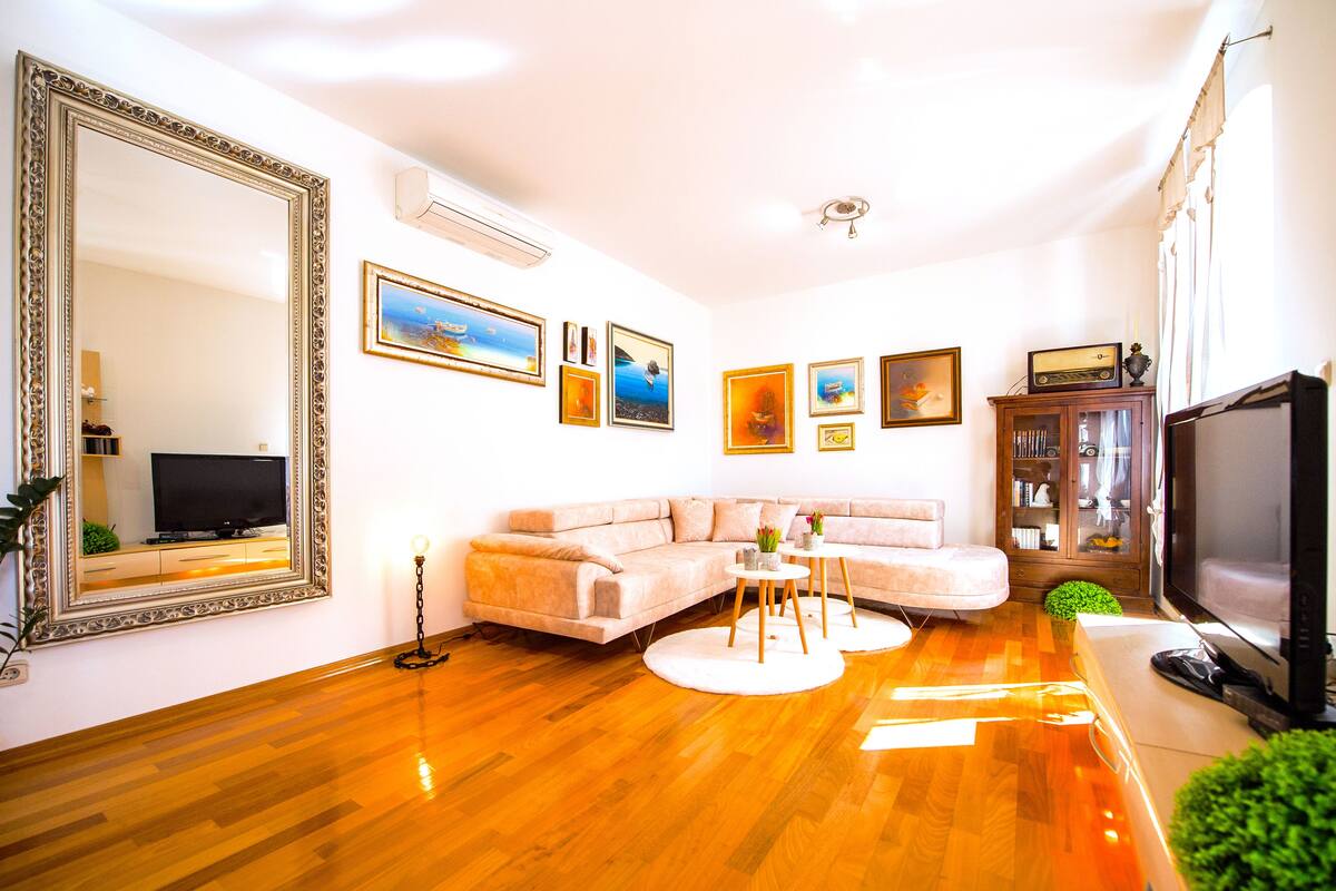 Exclusive-Apartment, Blick auf den Innenhof | Wohnbereich | LCD-Fernseher, Netflix