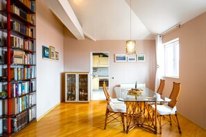 Deluxe-Apartment, Meerblick | Essbereich im Zimmer