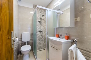 Traditional Studio, City View | Bathroom | Hydromassage showerhead, designer toiletries, hair dryer, towels - Split Apartments with Hotel Service (Split)