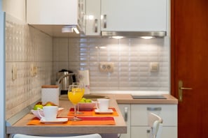 Estudio tradicional, vista a la ciudad | Cocina privada | Refrigerador, parrilla de estufa y cafetera de espresso 
