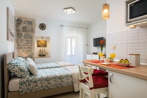 Estudio tradicional, vista a la ciudad | Ropa de cama de alta calidad y camas con efecto memoria 
