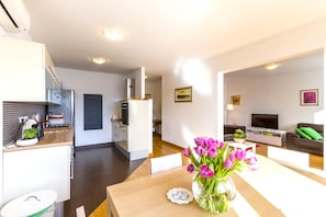 Departamento exclusivo, varias camas, vista a la ciudad | Cocina privada | Refrigerador, parrilla de estufa y cafetera de espresso 