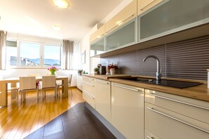 Refrigerador, placa de cocina, cafetera expreso, cafetera/tetera