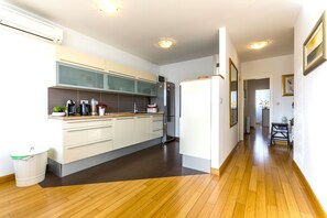 Refrigerador, placa de cocina, cafetera expreso, cafetera/tetera