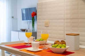 Estudio tradicional, vista a la ciudad | Cocina privada | Refrigerador, parrilla de estufa y cafetera de espresso 