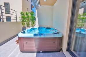 Superior-Apartment, Parkblick | Eigener Whirlpool