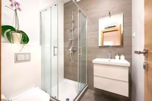 Grand-Apartment, Stadtblick | Badezimmer | Kostenlose Toilettenartikel, Haartrockner, Handtücher, Seife