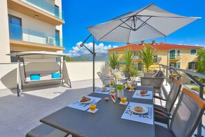 Appartement Deluxe, plusieurs lits, vue mer | Terrasse/Patio
