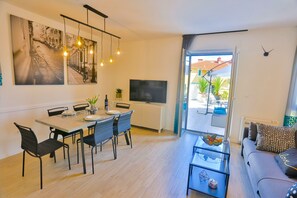 Deluxe-Apartment, Mehrere Betten, Meerblick | Essbereich im Zimmer