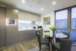 Fridge, microwave, oven, stovetop - Refined apartment in Islington (London)