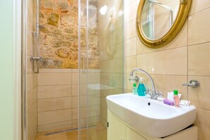 Royal Studio, Courtyard View | Bathroom - Gaius Aurelius Valerius (Split)