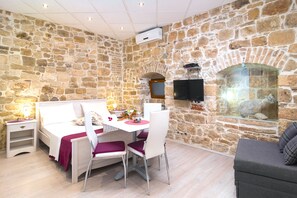 Luxe studio | Een kluis op de kamer, verduisterende gordijnen, geluiddichte muren